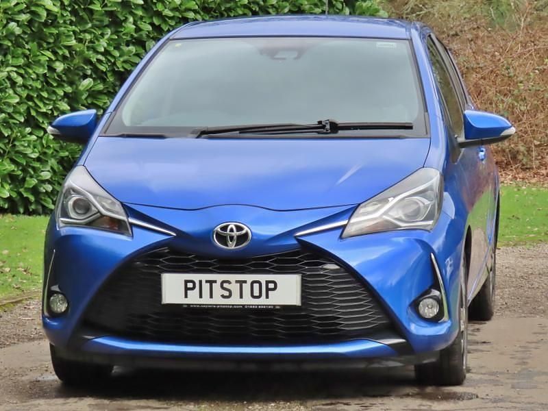 Used Toyota Yaris Design 111 HP (81 kW) 2018 Blue Hatchback