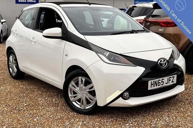 Used Toyota Aygo x-press 68 HP (50 kW) 2015 White Hatchback