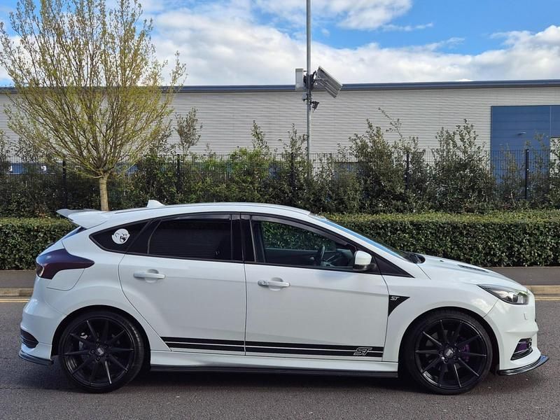 Używany Ford Focus ST 280 KM (205 kW) 2016 Biały Hatchback