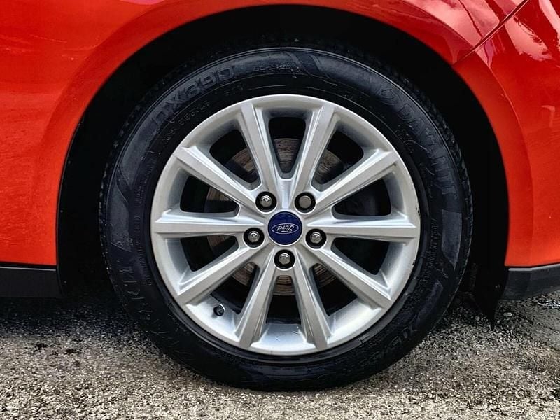 Begagnad Ford Focus Titanium 2018 Röd Halvkombi