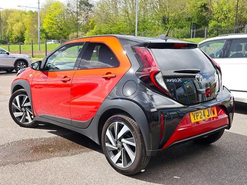 Begagnad Toyota Aygo 2024 Röd Halvkombi