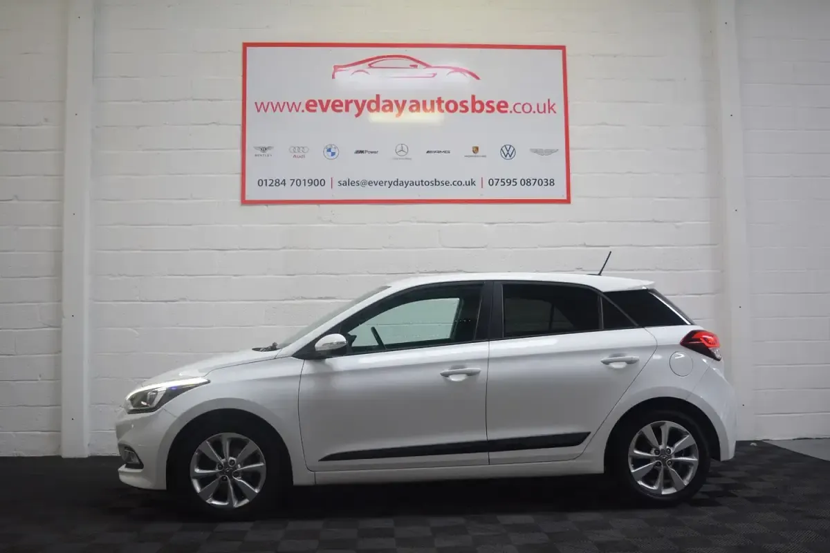Used Hyundai i20 Premium 84 HP (61 kW) 2017 White Hatchback