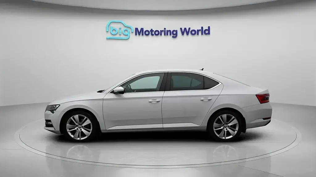 Gebraucht Skoda Superb Dynamic 218 PS (160 kW) 2020 Weiß Kleinwagen