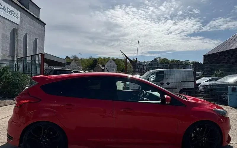 Usado Ford Focus ST 250 HP (183 kW) 2016 Vermelho Citadino