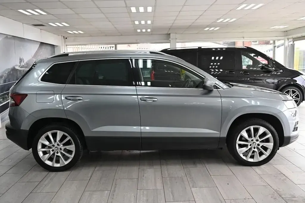 Usado Skoda Karoq SE L 150 CV (110 kW) 2019 Gris SUV