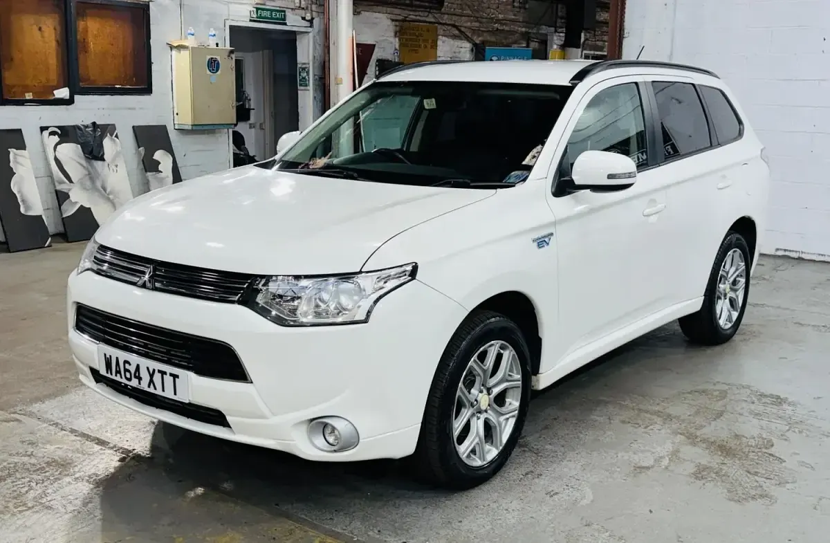 Used Mitsubishi Outlander P-HEV 2014 White Estate