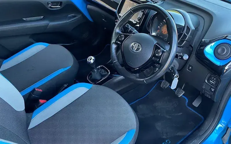 Usado Toyota Aygo X-cite 69 CV (50 kW) 2015 Azul Utilitario