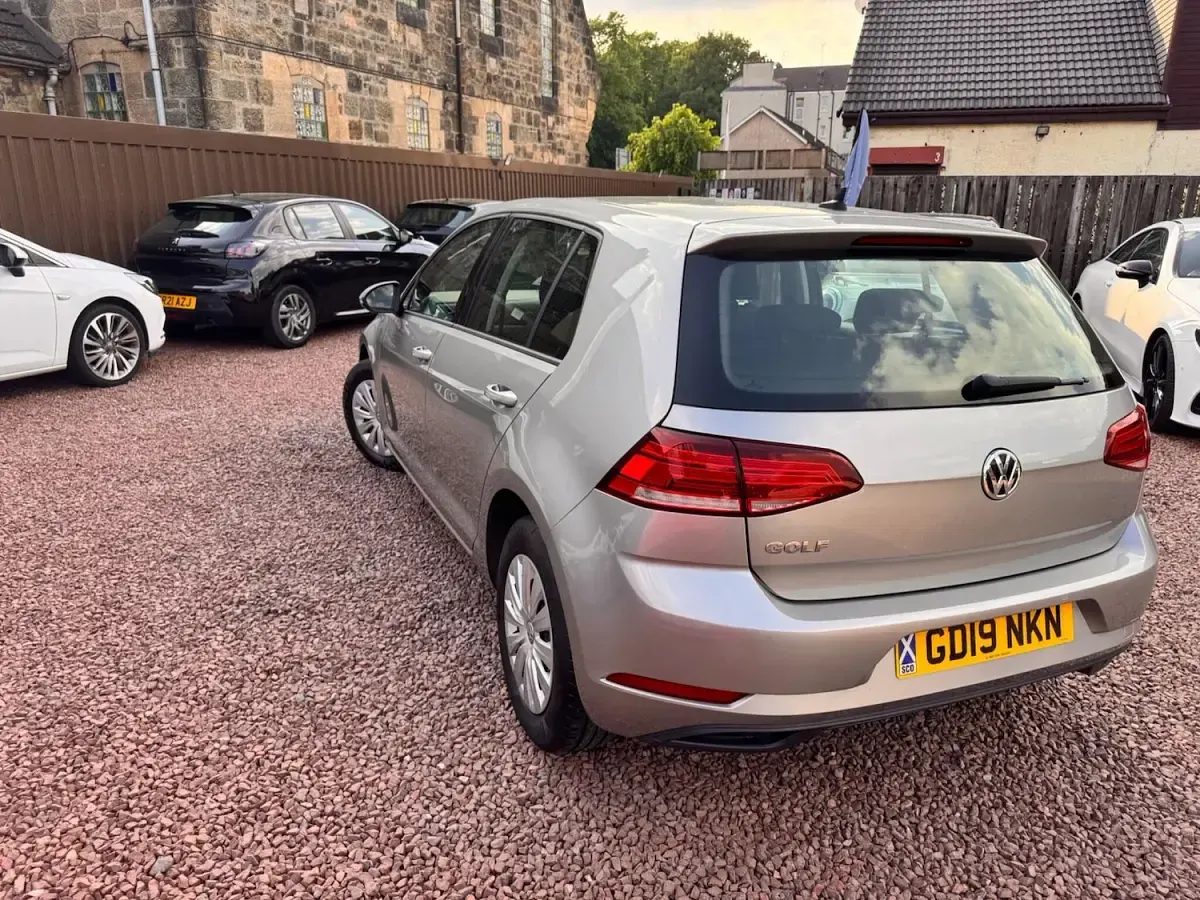 Usado VW Golf VII S 85 HP (62 kW) 2019 Prateado Citadino