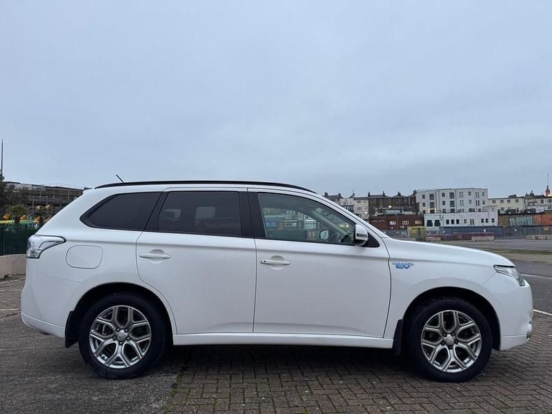 Used Mitsubishi Outlander P-HEV 2015 White Estate