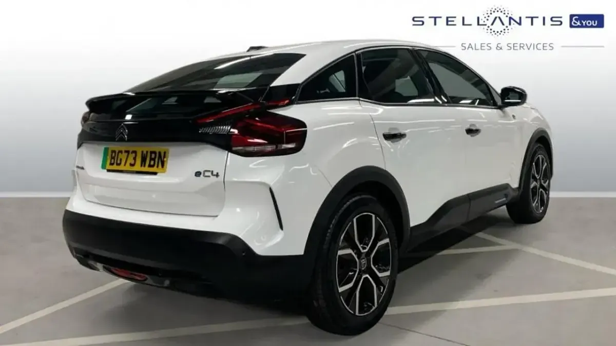 Begagnad Citroën e-C4 98 kW (134 HK) 2023 Vit Halvkombi