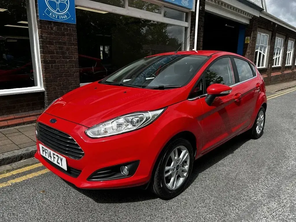 Usado Ford Fiesta Zetec 82 HP (60 kW) 2014 Vermelho Citadino