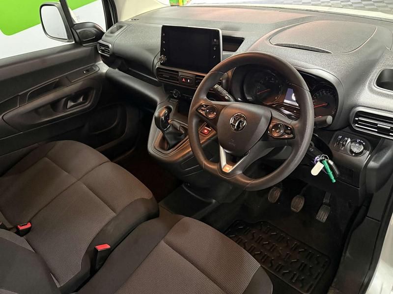 Used Vauxhall Combo Edition 100 HP (73 kW) 2021 White Van