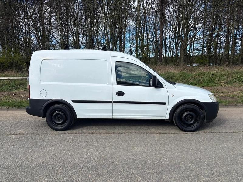 Used Vauxhall Combo 75 HP (55 kW) 2007 White MPV