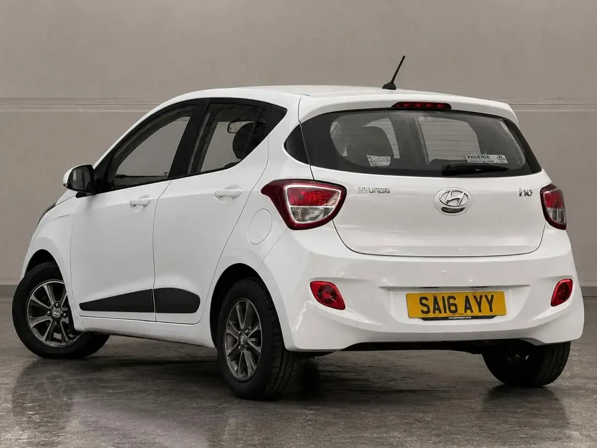 Used Hyundai i10 Premium 67 HP (49 kW) 2016 White Hatchback
