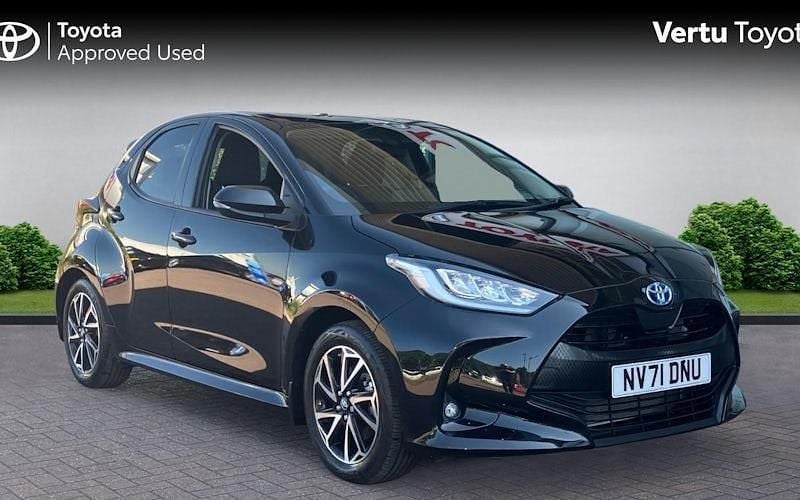 Used 2025 Toyota Yaris Hybrid Design Hatchback | £17,102 (Super price) - Image 1/4
