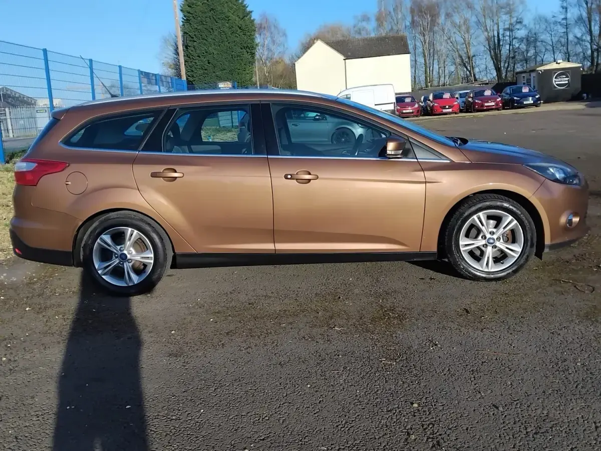 Usado Ford Focus Zetec 125 HP (91 kW) 2013 Castanho Carrinha