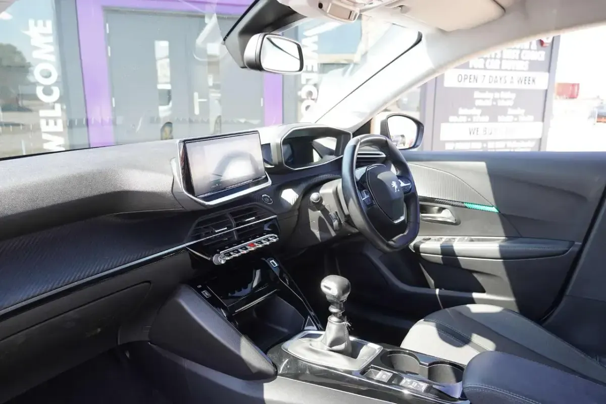 Used Peugeot 208 Allure Premium 99 HP (72 kW) 2020 White Hatchback