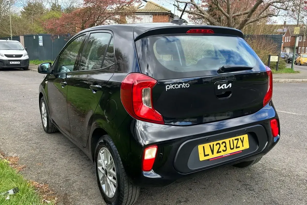 Second-hand Kia Picanto 66 CP (48 kW) 2023 Negru Hatchback