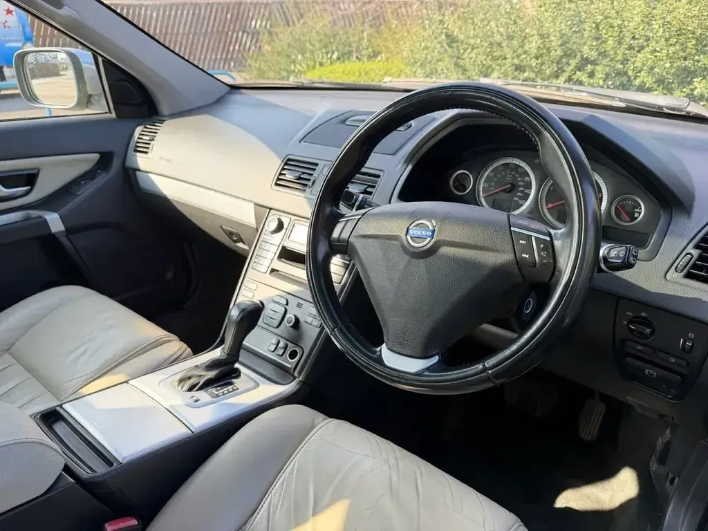 Usado Volvo XC90 SE Lux 200 HP (147 kW) 2013 Cinzento SUV
