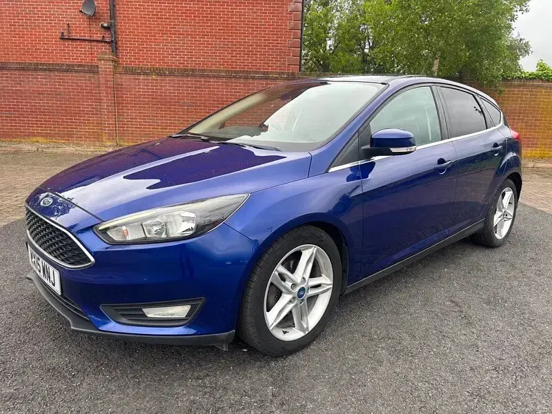 Used Ford Focus Zetec 120 HP (88 kW) 2015 Deep impact blue Hatchback