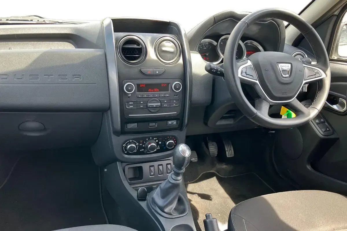Used Dacia Duster Lauréate 109 HP (80 kW) 2017 White SUV