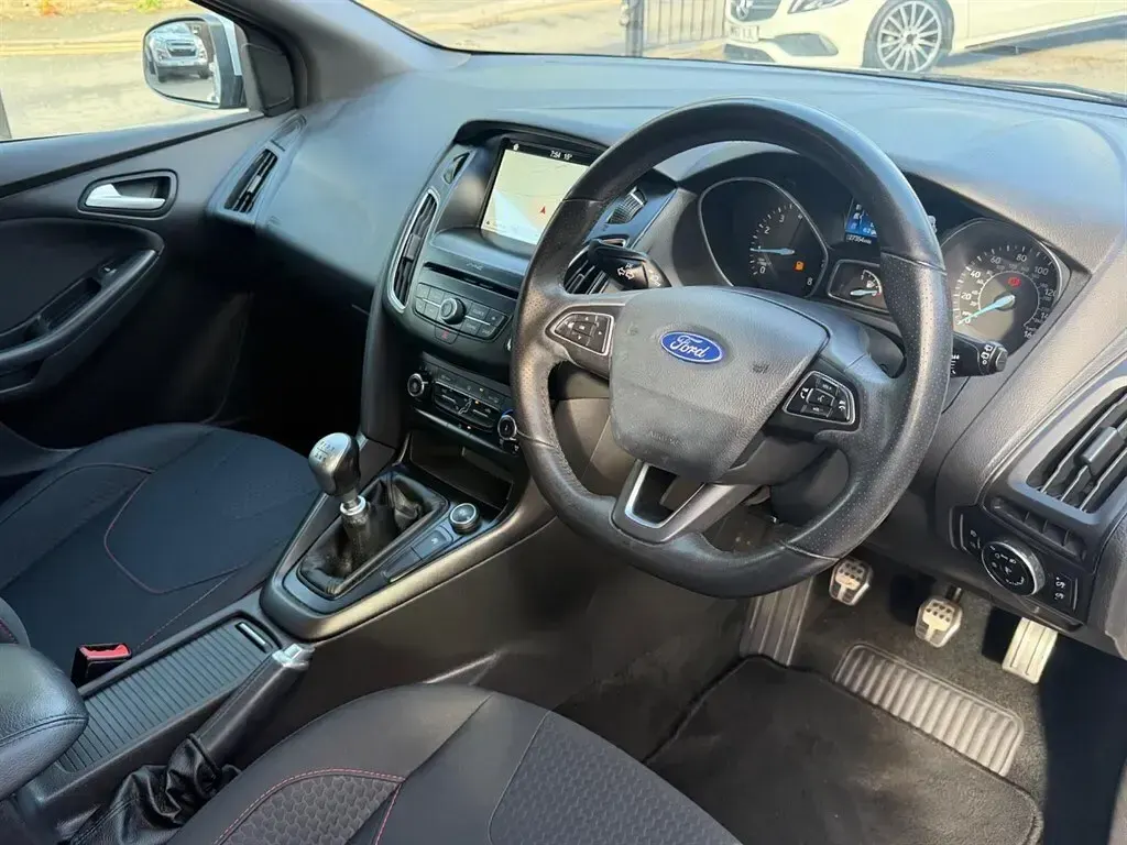 Used Ford Focus ST-Line 140 HP (102 kW) 2017 Silver Hatchback