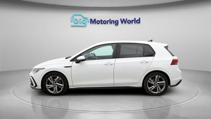 Second-hand VW Golf VIII R-line 150 CP (110 kW) 2022 Alb Hatchback