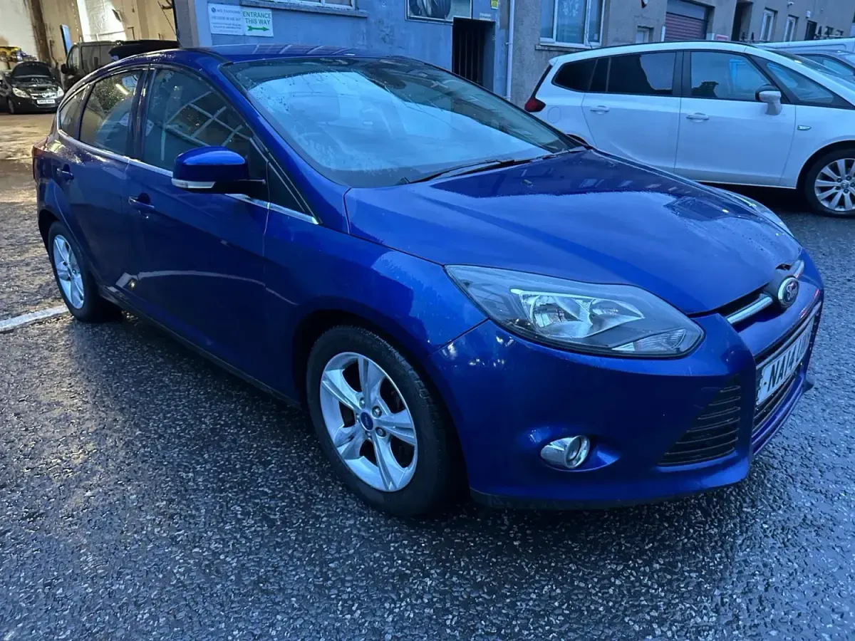 Gebraucht Ford Focus Zetec 125 PS (91 kW) 2014 Blau Kleinwagen