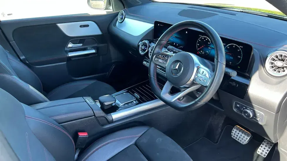 Begagnad Mercedes EQA250 AMG line 139 kW (190 HK) 2022 Svart SUV