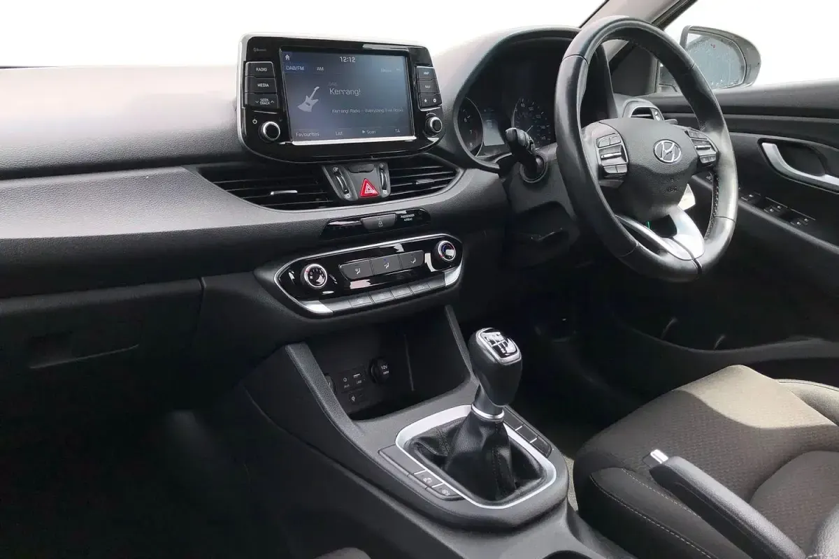 Used Hyundai i30 SE 120 HP (88 kW) 2018 White Hatchback
