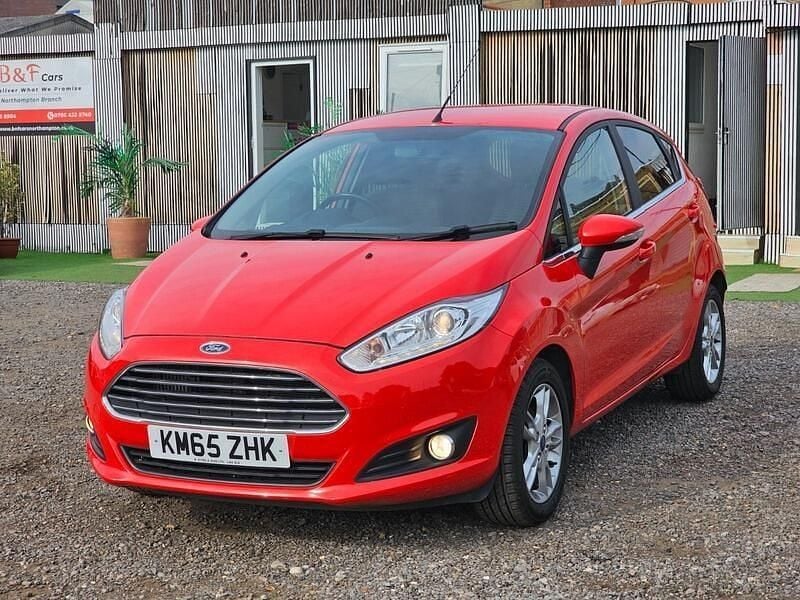 Used Ford Fiesta Zetec 100 HP (73 kW) 2015 Red Hatchback