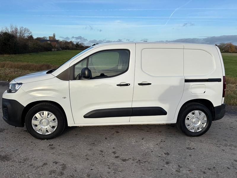 Used Citroën Berlingo 100 HP (73 kW) 2020 White MPV