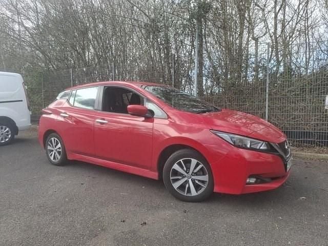 Begagnad Nissan Leaf Acenta 110 kW (150 HK) 2021 Röd Halvkombi
