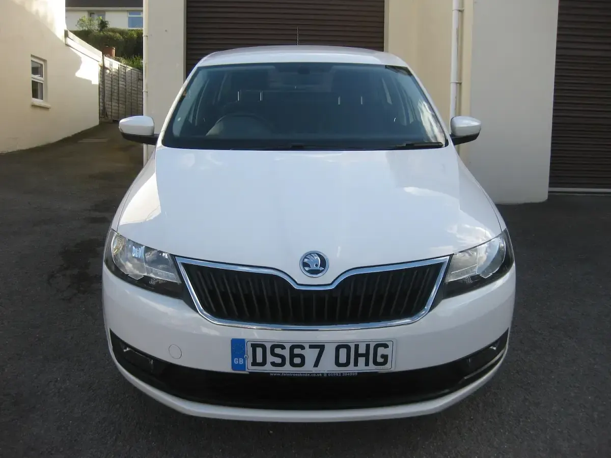 Used Skoda Rapid SE 95 HP (69 kW) 2017 White Hatchback