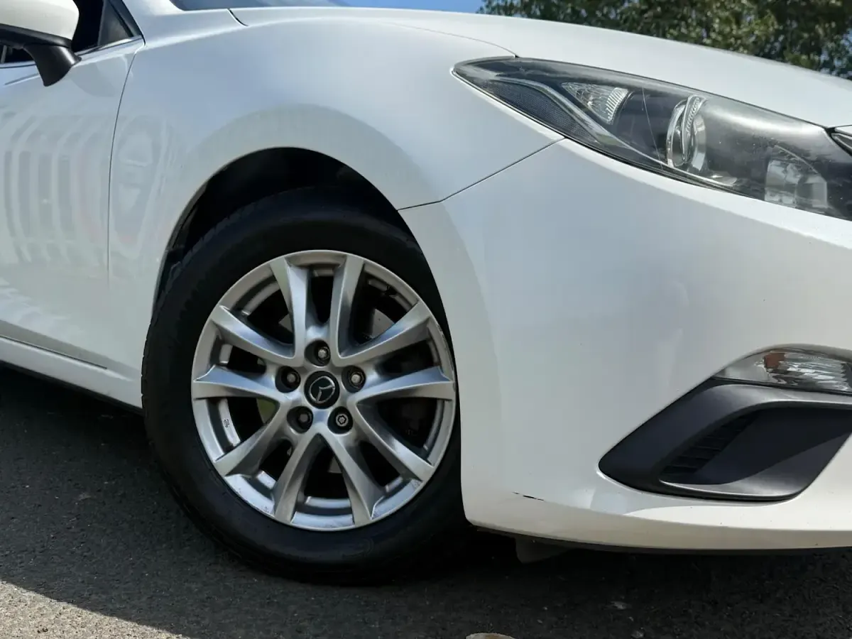 Used Mazda 3 150 HP (110 kW) 2014 White Hatchback