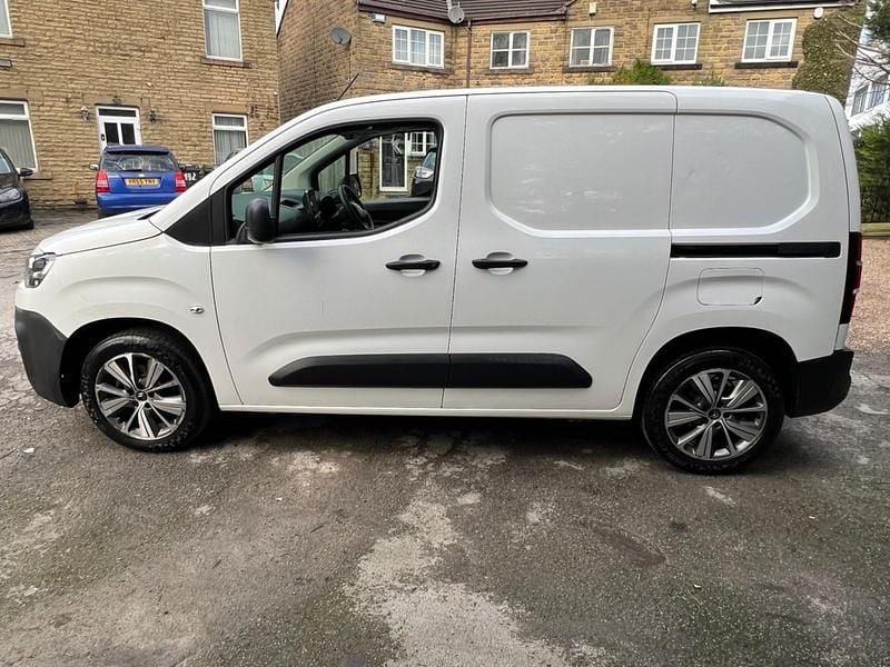 Used Citroën Berlingo 75 HP (55 kW) 2021 White MPV