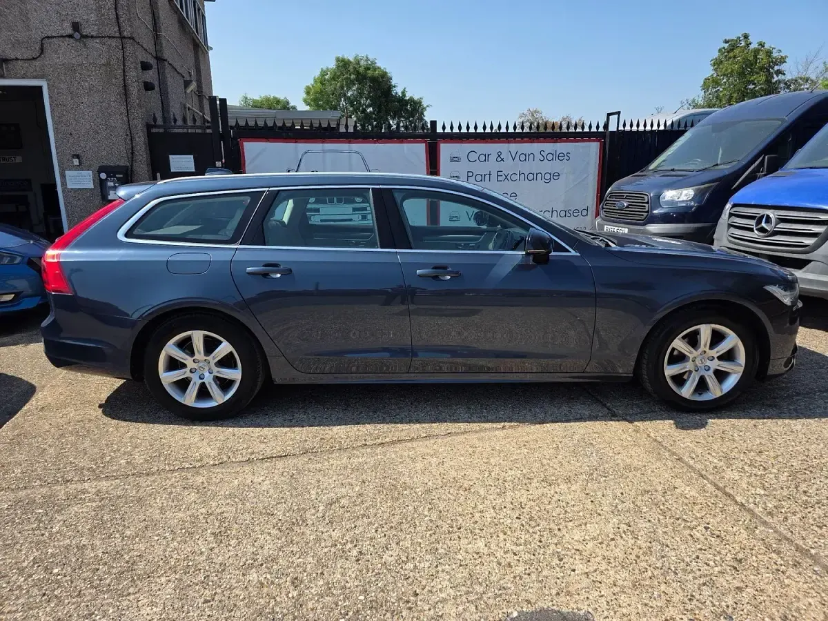 Used Volvo V90 Momentum 2018 Blue Estate