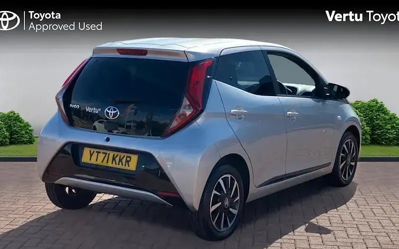 Used Toyota Aygo Trend 72 HP (52 kW) 2021 Silver splash (metallic paint) Hatchback