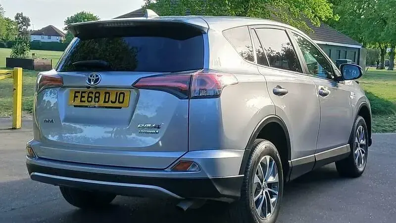 Usado Toyota RAV4 197 HP (144 kW) 2018 Prateado SUV