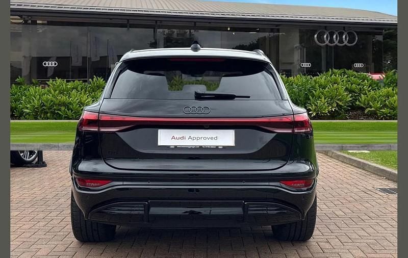 Begagnad Audi Q6 e-tron Advanced 185 kW (252 HK) 2025 Svart SUV