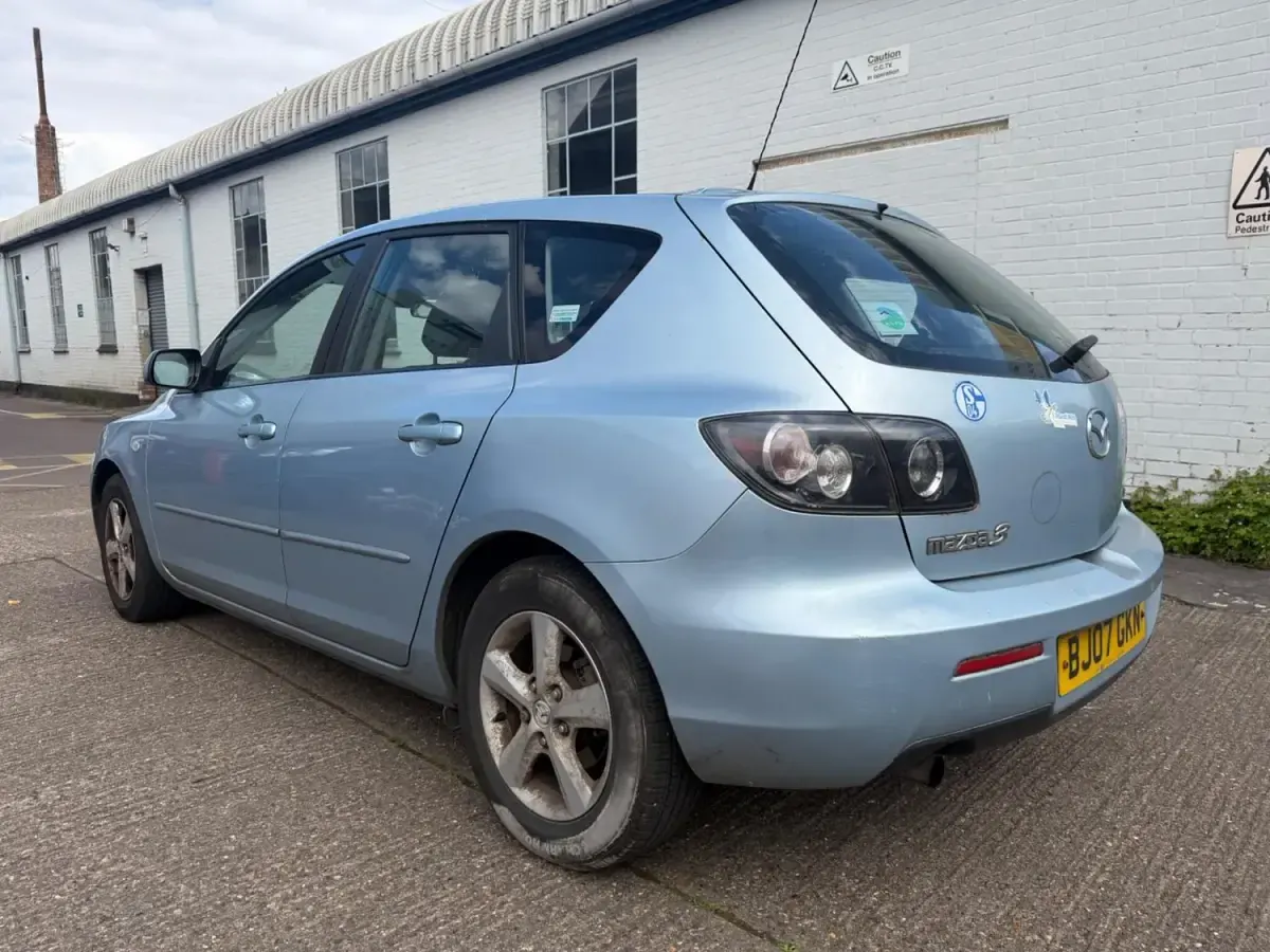 Usado Mazda 3 105 HP (77 kW) 2007 Prateado Citadino
