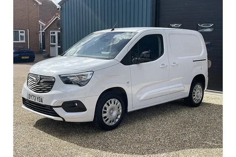 Begagnad Vauxhall Combo 100 HK (73 kW) 2023 Vit Minibuss
