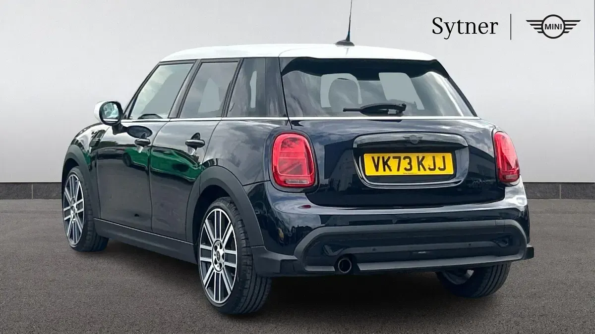 Usado Mini Cooper Exclusive 134 CV (98 kW) 2023 Negro Utilitario