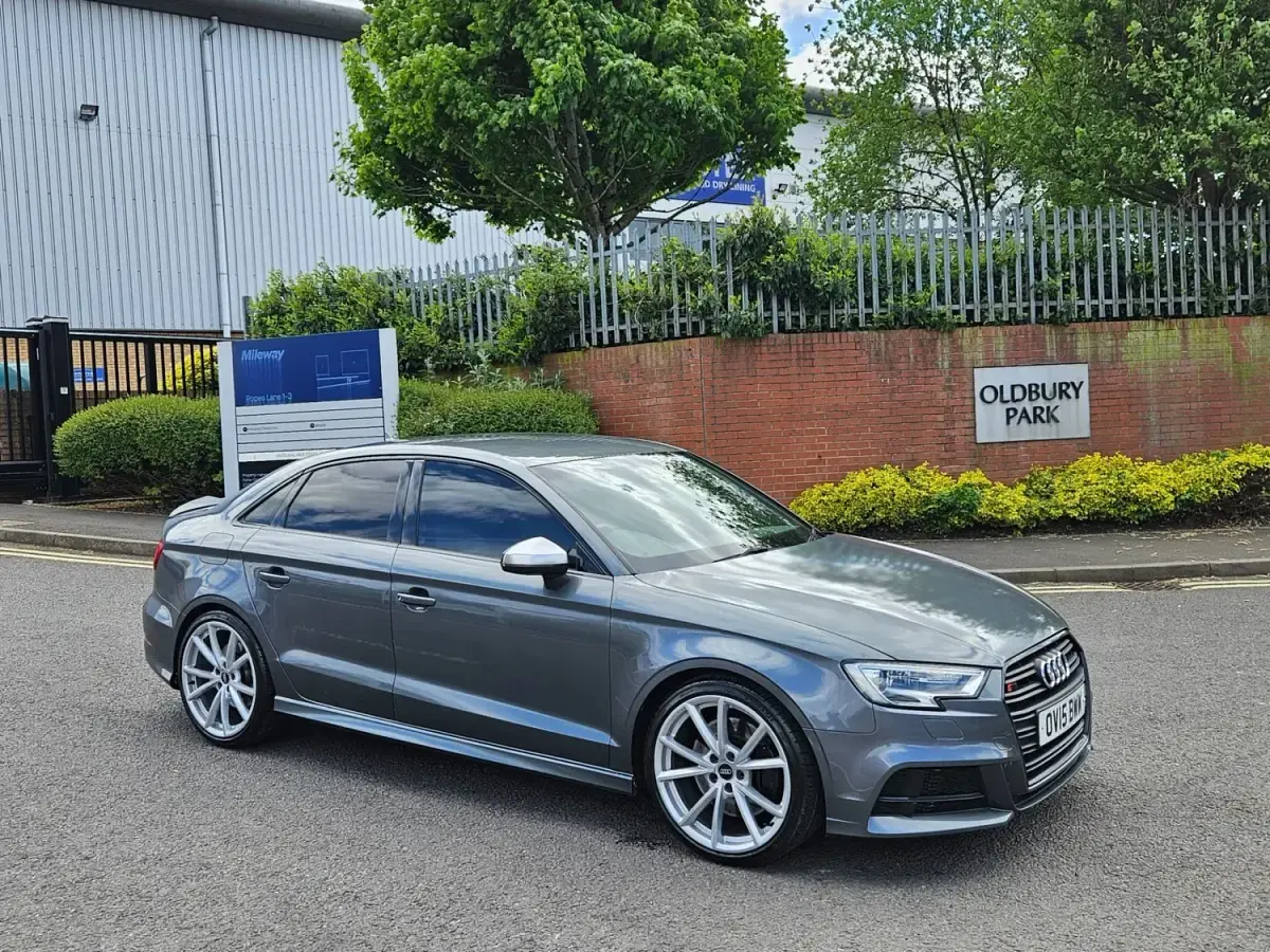 Usado Audi A3 300 HP (220 kW) 2015 Cinzento Sedan