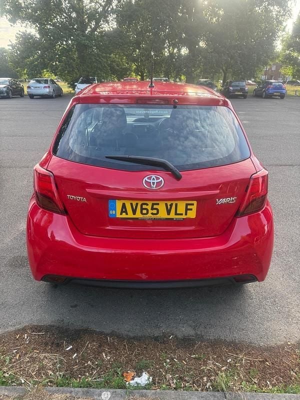 Used Toyota Yaris 69 HP (50 kW) 2015 Red Hatchback