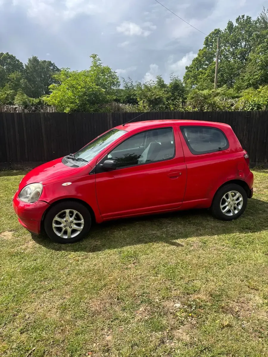 Used Toyota Yaris 68 HP (50 kW) 2001 Red Hatchback