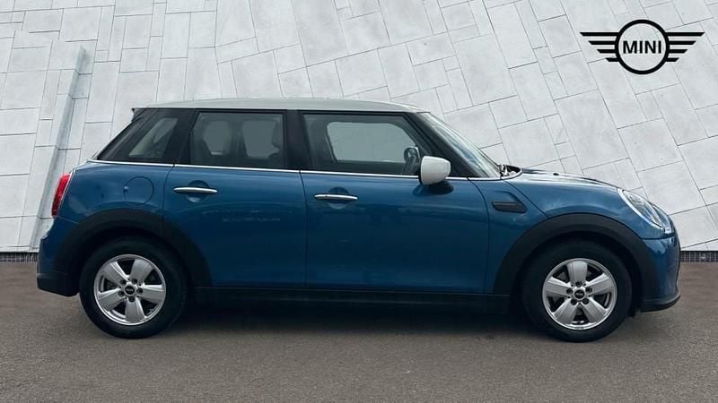 Begagnad Mini Cooper Classic 134 HK (98 kW) 2023 Blå Halvkombi