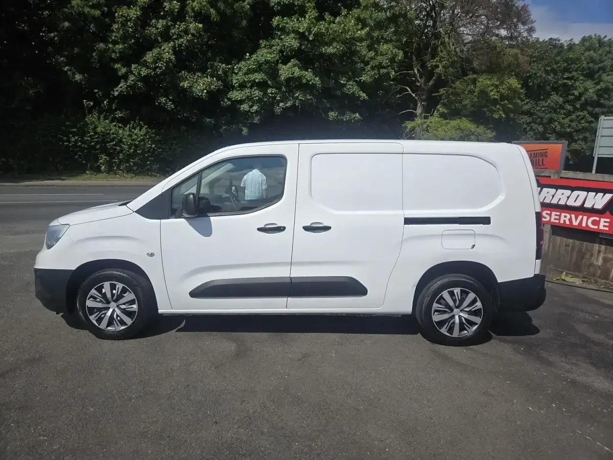 Used Vauxhall Combo 100 HP (73 kW) 2021 White MPV