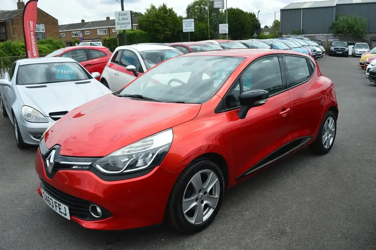 Used Renault Clio Dynamique 75 HP (55 kW) 2013 Red Hatchback