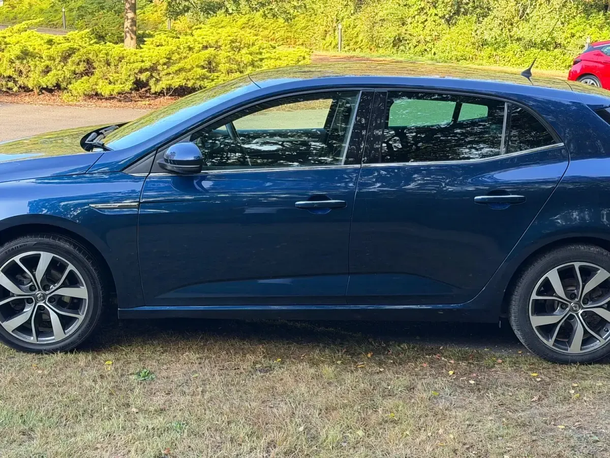 Used Renault Mégane IV Dynamique 130 HP (95 kW) 2017 Blue Hatchback